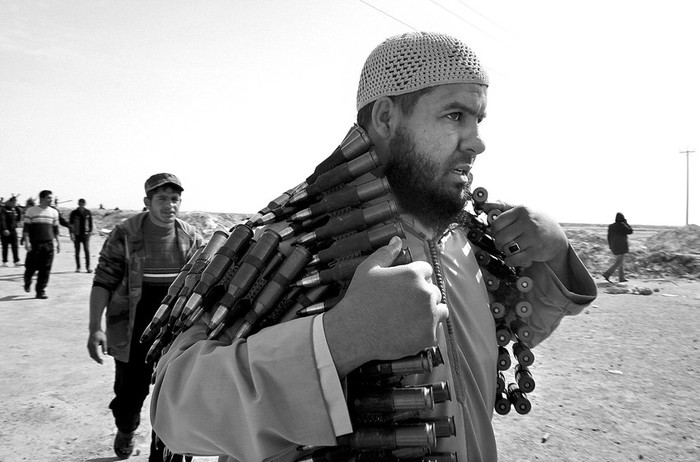 Miembros de la oposición preparan la resistencia en la ciudad de Ajdabiya, a algo más de 200 kilómetros al oeste de Bengasi, en el noreste de Libia.  · Foto: Efe, Tiago Petinga