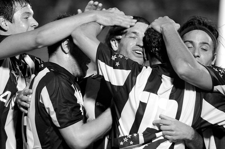 Los jugadores de Peñarol tras el primer gol ante Bella Vista, convertido por Antonio Pacheco. · Foto: Victoria Rodríguez Los jugadores de Peñarol tras el primer gol ante Bella Vista, convertido por Antonio Pacheco. · Foto: Victoria Rodríguez