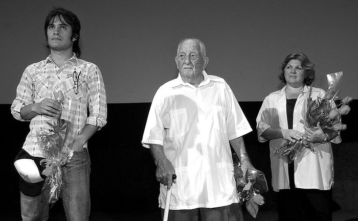 El actor mexicano Gael García Bernal, Alberto Granados e Hilda Guevara, hija del Che Guevara, durante la presentación de la película
Diarios de motocicleta, en el Cine Charles Chaplin, La Habana.  (archivo, 15 de junio de 2004) · Foto: Efe, Alejandro Ernesto