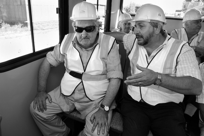 José Mujica y Pablo Genta durante una recorrida por las obras de la vía férrea en el tramo Tacuarembó-Rivera. (archivo, enero de 2010) · Foto: Sandro Pereyra