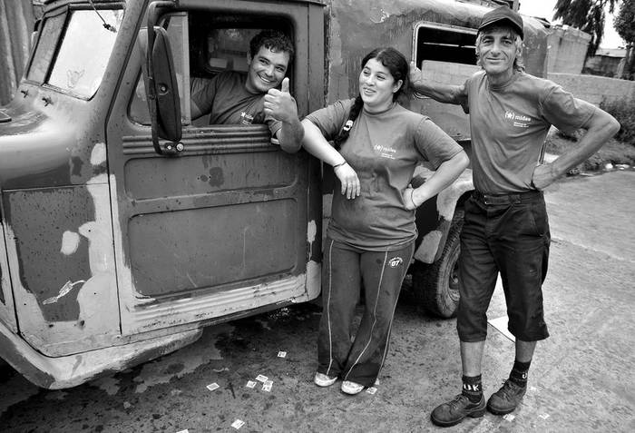 Miguel Tasara, Lourdes Rodríguez y Héctor Brum, trabajadores de la cooperativa de clasificadores La Resistencia. · Foto: Javier Calvelo