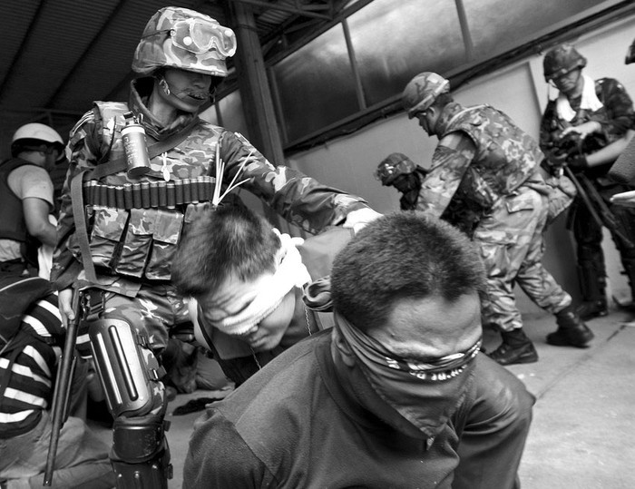 Manifestantes antigubernamentales son capturados por soldados tailandeses durante un asalto al campamento de los “camisas rojas”, en el corazón comercial de Bangkok. · Foto: Efe, Rungroj Yongrit