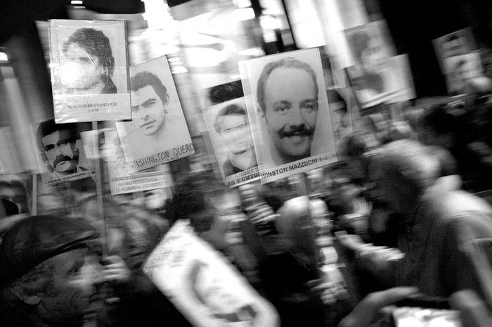 Momentos previos al comienzo de la Marcha del Silencio, anoche, frente al Memorial de los Desaparecidos en América Latina. · Foto: Agustín Fernández