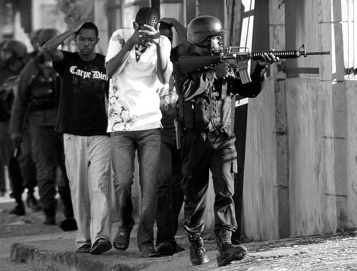 Policías capturan a varios hombres en la madrugada de ayer en Mannings Hill Road, una zona de Kingston, Jamaica. · Foto: Efe, Mark Brown