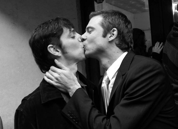 Simulacro de casamiento homosexual, el 19 de mayo, en el Registro Civil.  · Foto: Pablo Nogueira