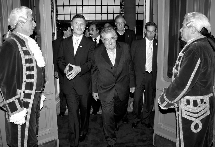 Mauricio Macri y José Mujica, anoche, en la fiesta de reapertura del teatro Colón de Buenos Aires, luego de que permaneciera cerrado por obras durante cuatro años · Foto: SEPREDI S/D DE AUTOR