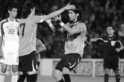 Edison Cavani y Sebastián Abreu, anoche en el estadio Centenario.