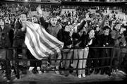 Hinchas de Uruguay, anoche en el estadio Centenario.