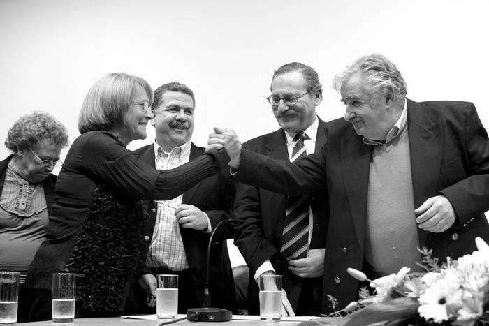 Nora Castro, Teresita Capurro, José Seoane, Ricardo Ehrlich y José Mujica, ayer,
durante el acto de asunción de las nuevas autoridades del Codicen. · Foto: Agustín Fernández