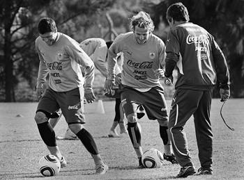 Ignacio González, Diego Forlán y el profesor José Herrera, el viernes, durante el entrenamiento de la selección uruguaya, en el Complejo de Alto Rendimiento de la AUF.
Ignacio González, Diego Forlán y el profesor José Herrera, el viernes, durante el entrenamiento de la selección uruguaya, en el Complejo de Alto Rendimiento de la AUF.