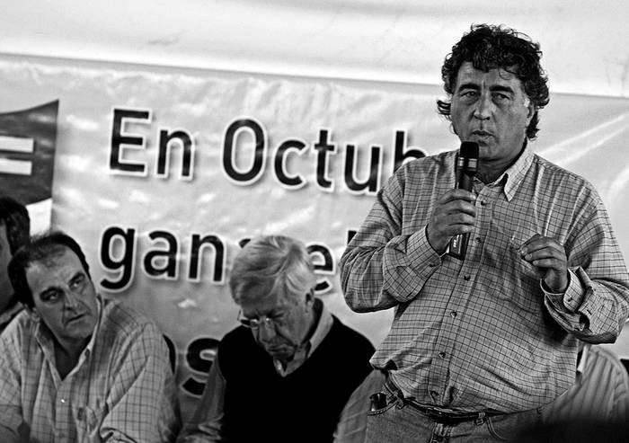 Óscar de los Santos y Darío Pérez, en el gimnasio del Club Ateneo de Piriápolis, en acto previo a las elecciones nacionales. (archivo, agosto de 2009) · Foto: Fernando Morán