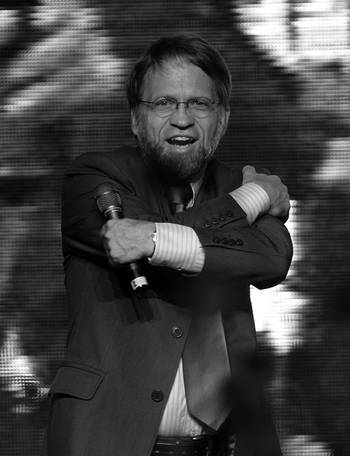 El candidato presidencial por el Partido Verde, Antanas Mockus, el domingo, mientras
esperaba los resultados electorales en Bogotá, Colombia. El candidato presidencial por el Partido Verde, Antanas Mockus, el domingo, mientras
esperaba los resultados electorales en Bogotá, Colombia.