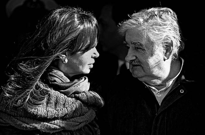 2010: La presidenta argentina, Cristina Fernández, y el presidente uruguayo, José Mujica durante la foto oficial de la reunión que sostuvieron en la estancia presidencial de Anchorena en el departamento de Colonia. · Foto: EFE, Iván Franco