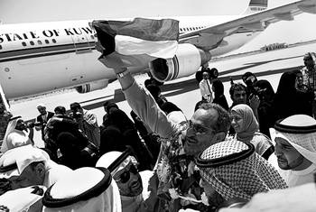 El kuwaití Mobarak al Motawaa, uno de los 16 kuwaitíes integrantes de la Flotilla de la Libertad, ondea una bandera de Kuwait, ayer, a
su retorno al país, procedente de Jordania. El kuwaití Mobarak al Motawaa, uno de los 16 kuwaitíes integrantes de la Flotilla de la Libertad, ondea una bandera de Kuwait, ayer, a
su retorno al país, procedente de Jordania.