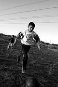 Niños jugando al fútbol. Atrás, las líneas de alta tensión
que atraviesan el asentamiento.