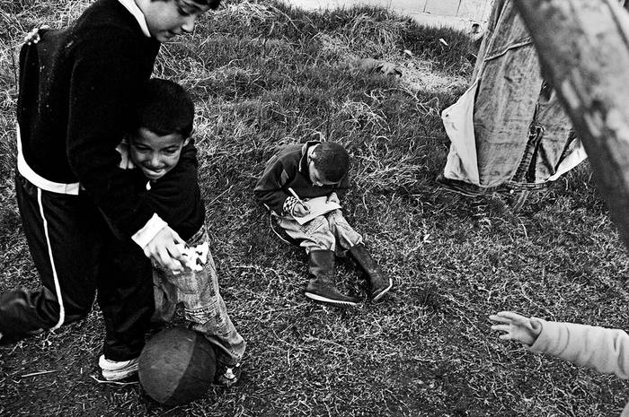 Niños jugando en predios del asentamiento Torre 8, ubicado entre Cno. Lecocq, Cno. Antonio Rubio y Servidumbre, en el Zonal 12 de Montevideo. Según estudios de la IMM,
se estima que los suelos de un tercio de los asentamientos están contaminados de plomo.  · Foto: Ricardo Antúnez