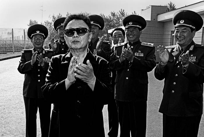 Foto sin fechar, facilitada por la Agencia Central de Noticias Coreana (KCNA, siglas en inglés), que muestra al líder norcoreano, Kim
Jong-il, durante una visita a Taedonggang, Corea del Norte.  foto: efe, kcna · Foto: Efe, Kcna