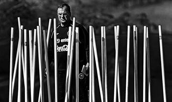 El entrenador de la selección chilena, el argentino Marcelo Bielsa, durante el entrenamiento de ayer
en las instalaciones de Ingwenyama, en Nelspruit, Sudáfrica, donde la selección se encuentra concentrada. El entrenador de la selección chilena, el argentino Marcelo Bielsa, durante el entrenamiento de ayer
en las instalaciones de Ingwenyama, en Nelspruit, Sudáfrica, donde la selección se encuentra concentrada.