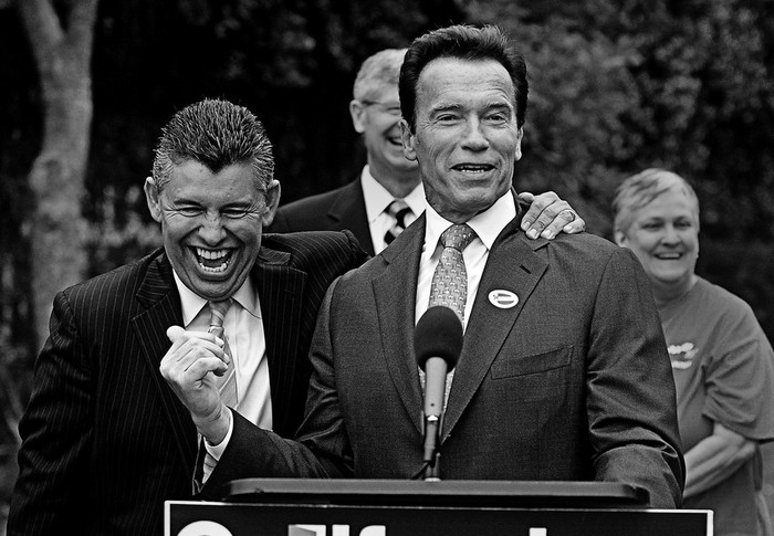 El gobernador de California, Arnold Schwarzenegger, muestra su apoyo al gobernador Abel Maldonado
(izquierda), ayer, tras votar en un colegio electoral de Los Angeles, California, Estados Unidos.  foto: efe, gus ruelas · Foto: Efe, Gus Ruelas