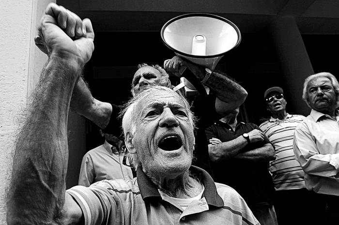 Pensionistas protestan durante una manifestación en el centro de Atenas, Grecia, ayer, luego de que el gobierno griego anunciara nuevas
medidas de austeridad. · Foto: Efe, Panagiotis Moschandreou