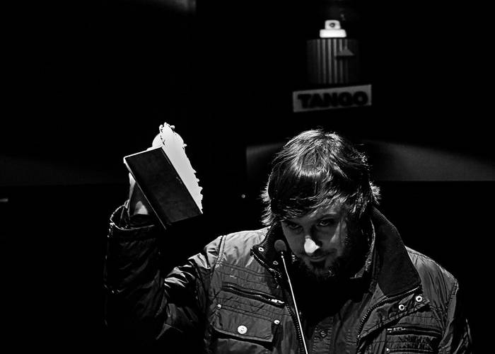 Fernando Santullo, luego de recibir un premio Graffiti 2010, en el Cine Teatro Plaza.  · Foto: Nicolás Celaya