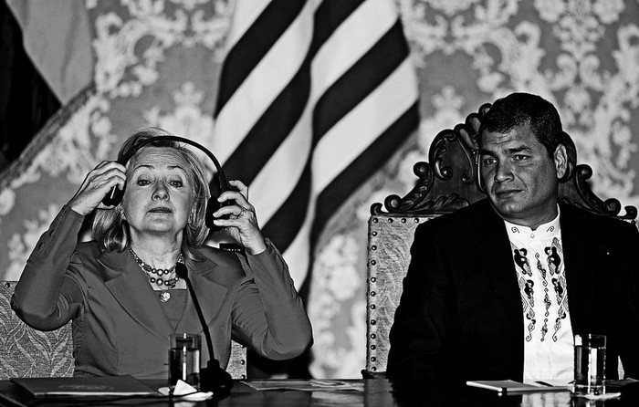 La secretaria de Estado de Estados Unidos, Hillary Clinton, y el presidente de Ecuador, Rafael Correa, el 8 de junio de 2010, en el palacio
de Carondelet, Quito, Ecuador.  · Foto: Efe, José Jácome