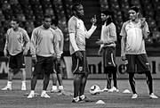 Diego Pérez, Egidio Arévalo Ríos, Álvaro Pereira, Sebastián Abreu y Martín Cáceres en el entrenamiento
previo al debut de hoy ante Francia, en el Green Point Stadium de Ciudad del Cabo. 