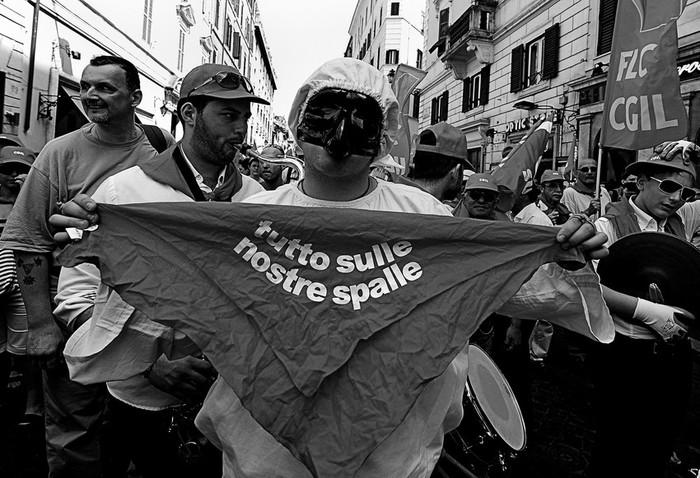 Miles de personas se manifiestan por las calles de Roma, Italia, el sábado, contra el programa de ajuste del gobierno italiano
para afrontar la crisis económica. · Foto: Efe, Ettore Ferrari Miles de personas se manifiestan por las calles de Roma, Italia, el sábado, contra el programa de ajuste del gobierno italiano
para afrontar la crisis económica. · Foto: Efe, Ettore Ferrari
