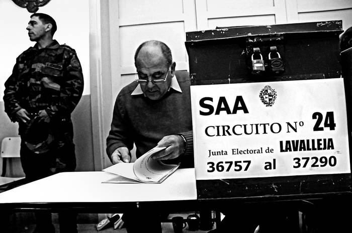 Circuito de votación, en la escuela 11 del barrio Estación, en Minas, Lavalleja. (archivo, mayo de 2010) · Foto: Fernando Morán