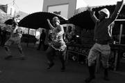El grupo musical Siyababona Marimba Bama, realiza una presentación, ayer, en una feria artesanal de Tswane Pretoria