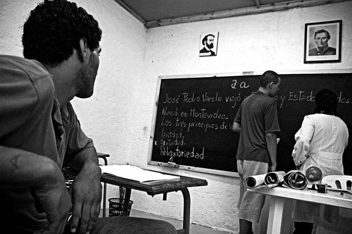 Clases de educación primaria en la cárcel de Santiago Vázquez, hoy Compen. (archivo, marzo de 2006) · Foto: Ricardo Antúnez