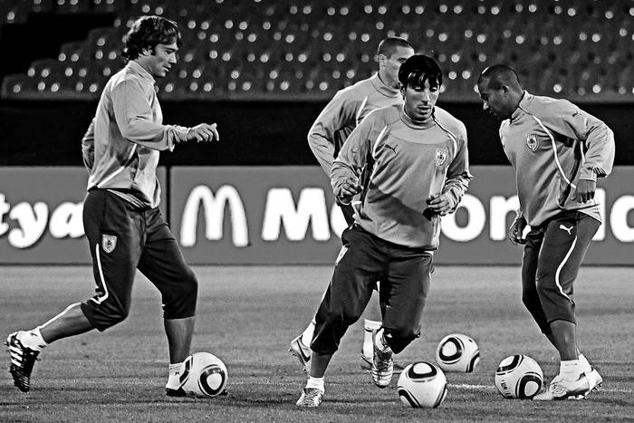 Diego Lugano, Jorge Fucile, Egidio Arévalo Ríos y DiegoPérez, ayer, en el entrenamiento de la selección uruguaya, en el estadio Loftis Versfeld, en Pretoria, Sudáfrica. · Foto: Sandro Pereyra