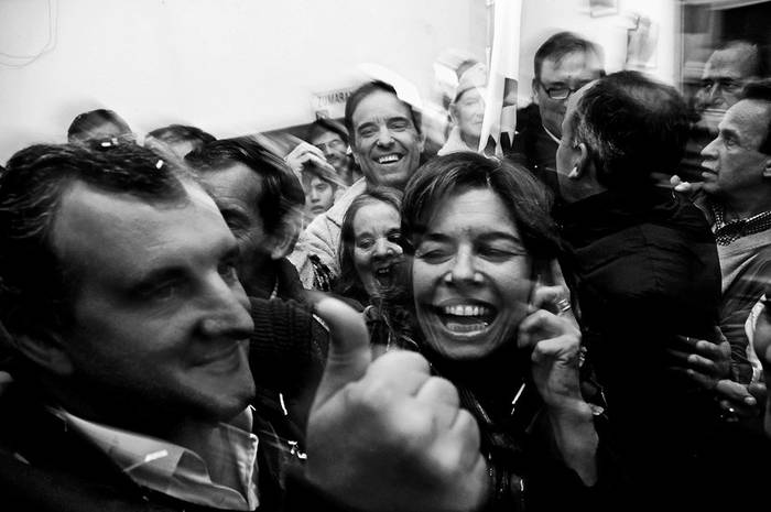 Daniel Ximénez, candidato del Frente Amplio en Lavalleja, y la intendenta electa del departamento,
Adriana Peña, la noche del 9 de mayo, cuando Ximénez concurrió a saludarla por el triunfo. · Foto: Fernando Morán