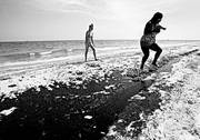 Una mujer pasa sobre una mancha de petróleo, producto del derrame en el Golfo de México, el sábado12 de junio, en una playa de Gulf
Shores, Estados Unidos. Las playas afectadas continúan abiertas, pero se prohíbe nadar en sus aguas. 