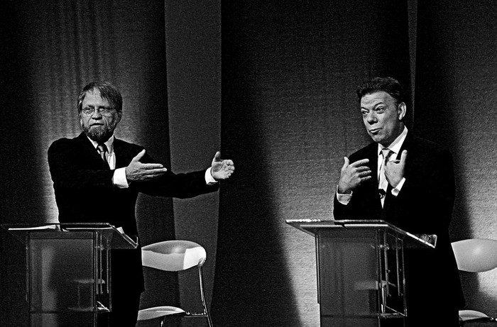 Antanas Mockus. aspirante por el Partido Verde, y Juan Manuel Santos, candidato del Partido de la U, ayer, durante un debate
televisivo en Bogotá, Colombia. · Foto: Efe, Leonardo Muñoz