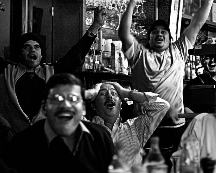 Hinchas uruguayos mientras observan la televisación del partido entre Uruguay y Sudáfrica, en un bar del centro de Montevideo.  · Foto: EFE, Iván Franco