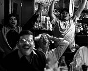 Hinchas uruguayos mientras observan la televisación del partido entre Uruguay y Sudáfrica, en un bar del centro de Montevideo. 