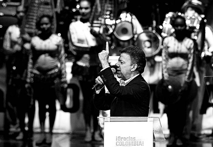 Juan Manuel Santos, presidente electo de Colombia, ayer, en Bogotá, al dar el primer discurso tras conocer su victoria en la segunda vuelta de las elecciones presidenciales.  · Foto: Efe, Mauricio Dueñas