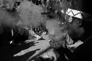 Un sudafricano hace una demostración durante una visita de los integrantes de la selección uruguaya de fútbol, a la mina de diamantes, hoy en desuso, Big Hole,  en Kimberley