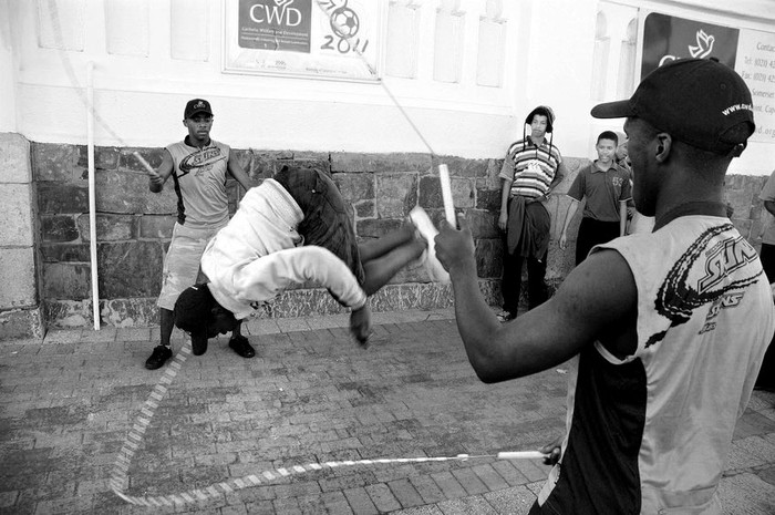 Jóvenes se divierten en una calle de Ciudad del Cabo. · Foto: Sandro Pereyra