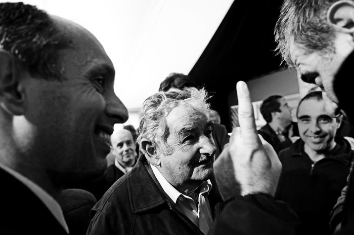 Gonzalo Casaravilla, presidente de UTE, José Mujica, presidente de la República, y Eduardo Abenia, presidente de la Asociación Uruguaya de Energía Eólica,
ayer, en la Sierra de los Caracoles en Maldonado al inaugurarse una nueva serie de aerogeneradores. · Foto: Nicolás Celaya Gonzalo Casaravilla, presidente de UTE, José Mujica, presidente de la República, y Eduardo Abenia, presidente de la Asociación Uruguaya de Energía Eólica,
ayer, en la Sierra de los Caracoles en Maldonado al inaugurarse una nueva serie de aerogeneradores. · Foto: Nicolás Celaya