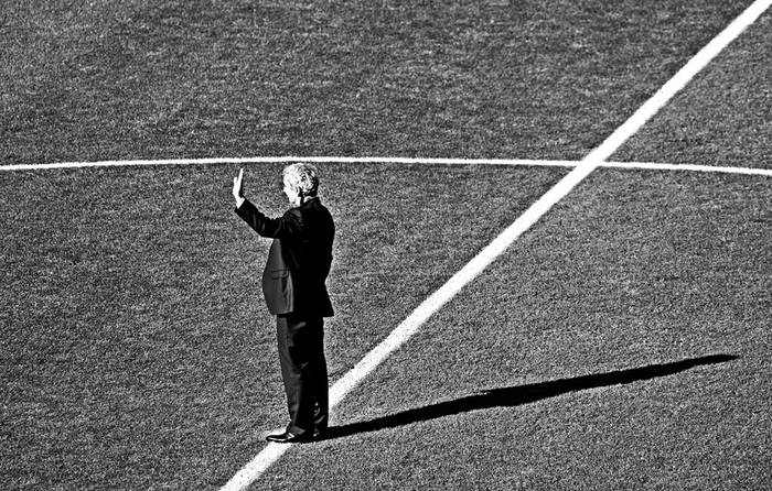 El seleccionador francés Raymond Domenech, el 22 de junio de 2010,
antes del inicio del partido entre su selección y la de Sudáfrica, en el Free State de Bloemfontein. foto: efe, peter steffen · Foto: Efe, Peter Steffen