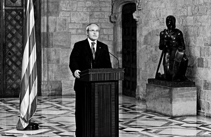 El presidente de la Generalitat de Cataluña, José Montilla, durante una rueda de prensa ayer, en Barcelona.  · Foto: Efe, Albert Olivé