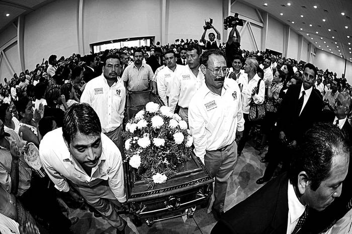 El ataúd con el cuerpo de Rodolfo Torre Cantú, candidato a gobernador de Tamaulipas por el Partido Revolucionario Institucional,
es llevado por seguidores y amigos durante su funeral ayer, en Ciudad Victoria, México.  · Foto: EFE, s/d de autor