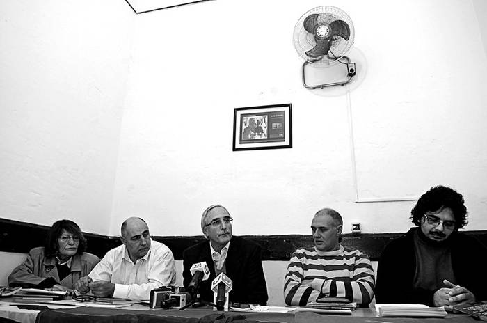 Alicia Pintos, Jorge Gota, Eduardo Lorier, Daniel Marsiglia y Líber Romero, ayer, durante la conferencia de prensa en la sede del PCU. · Foto: Nicolás Celaya