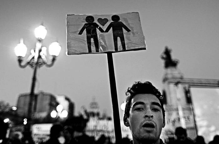 Manifestación frente al Congreso Nacional en Buenos Aires, el 28 de junio, por parte de organizaciones sociales, gremiales y estudiantiles
para respaldar la modificación de la ley de matrimonio, en el marco de las celebraciones mundiales por el Día del Orgullo Gay.
 · Foto: EFE, Leo La Valle