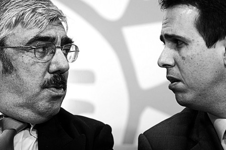 Milton Romani, secretario general de la Junta Nacional de Drogas, y Diego Cánepa,
presidente de la Junta Nacional de Drogas, ayer, en la Torre Ejecutiva. · Foto: Victoria Rodríguez Milton Romani, secretario general de la Junta Nacional de Drogas, y Diego Cánepa,
presidente de la Junta Nacional de Drogas, ayer, en la Torre Ejecutiva. · Foto: Victoria Rodríguez