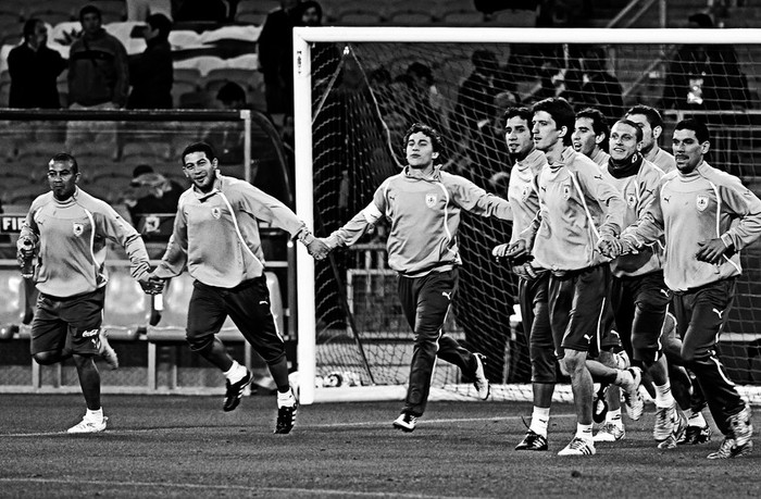 Los jugadores de la selección uruguaya, ayer, durante el entrenamiento en el estadio Soccer City, de Johannesburgo, donde hoy enfrentarán al seleccionado ghanés por los cuartos de final del Campeonato Mundial de Fútbol
Sudáfrica 2010. · Foto: Sandro Pereyra