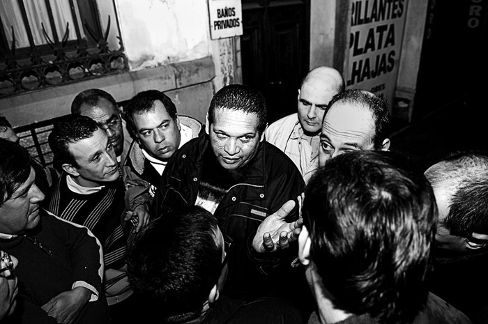Otilio Ferreira junto a un grupo de compañeros de la Fenasip, anoche,
durante un cuarto intermedio de la reunión en la sede del Ministerio del Interior. · Foto: Nicolás Celaya