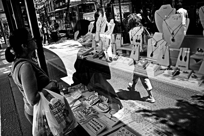 Vidrieras en la avenida 18 de Julio. (archivo, enero de 2010) · Foto: Agustín Fernández